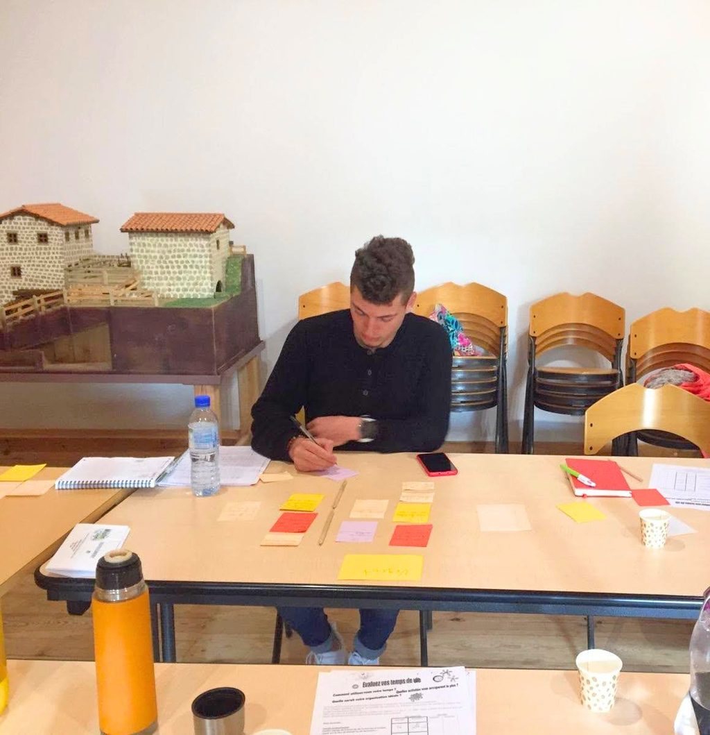 Hazem Nader travaillant sur ses premiers plans d'entreprise