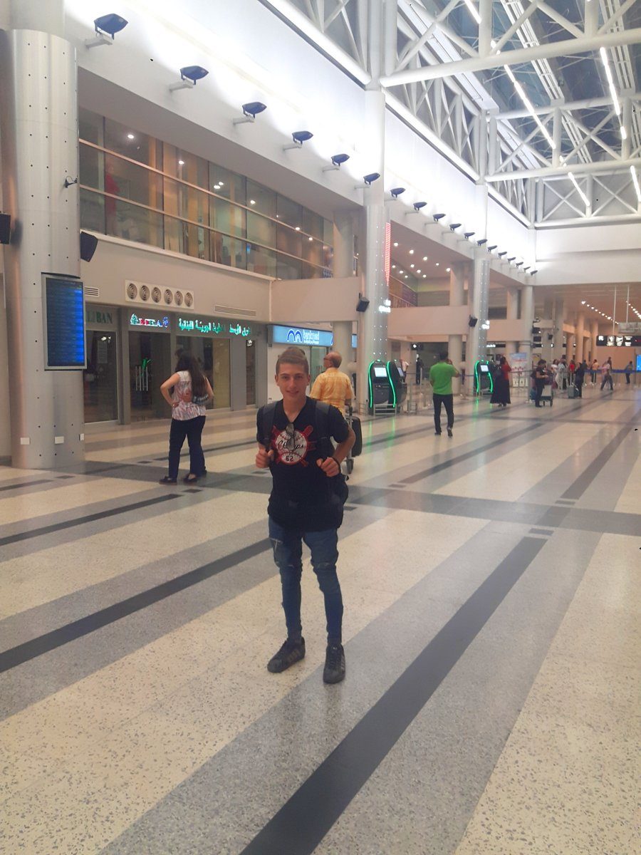 Hazem Nader dans un aéroport avec un sac à dos