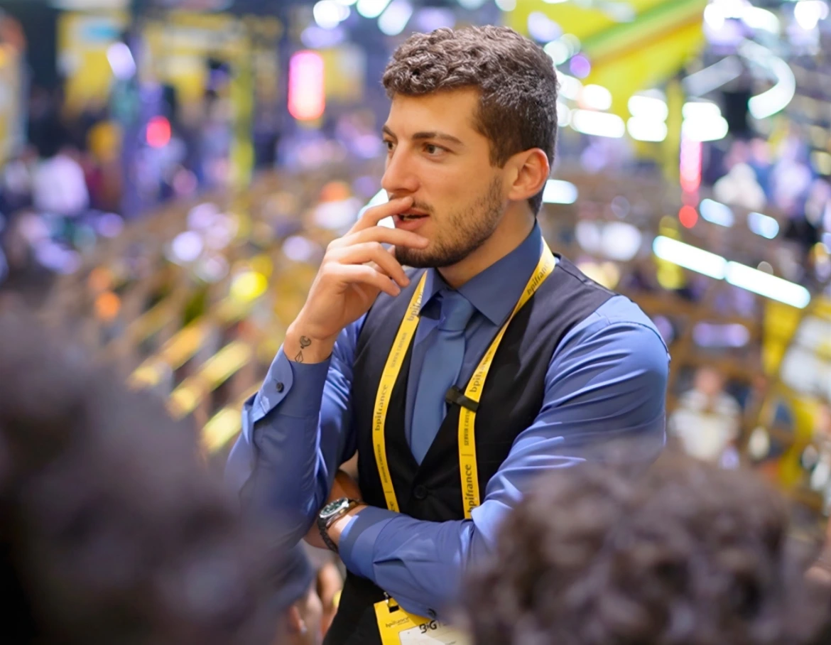 Hazem Nader en chemise bleue lors d’un événement