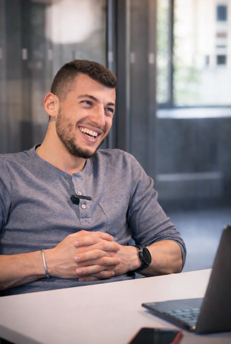 Hazem Nader souriant pendant un échange