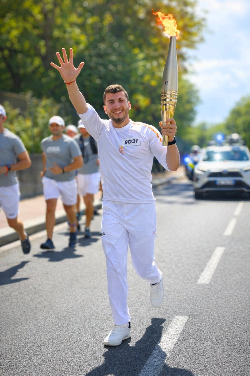 Hazem Nader portant la flamme olympique Paris 2024