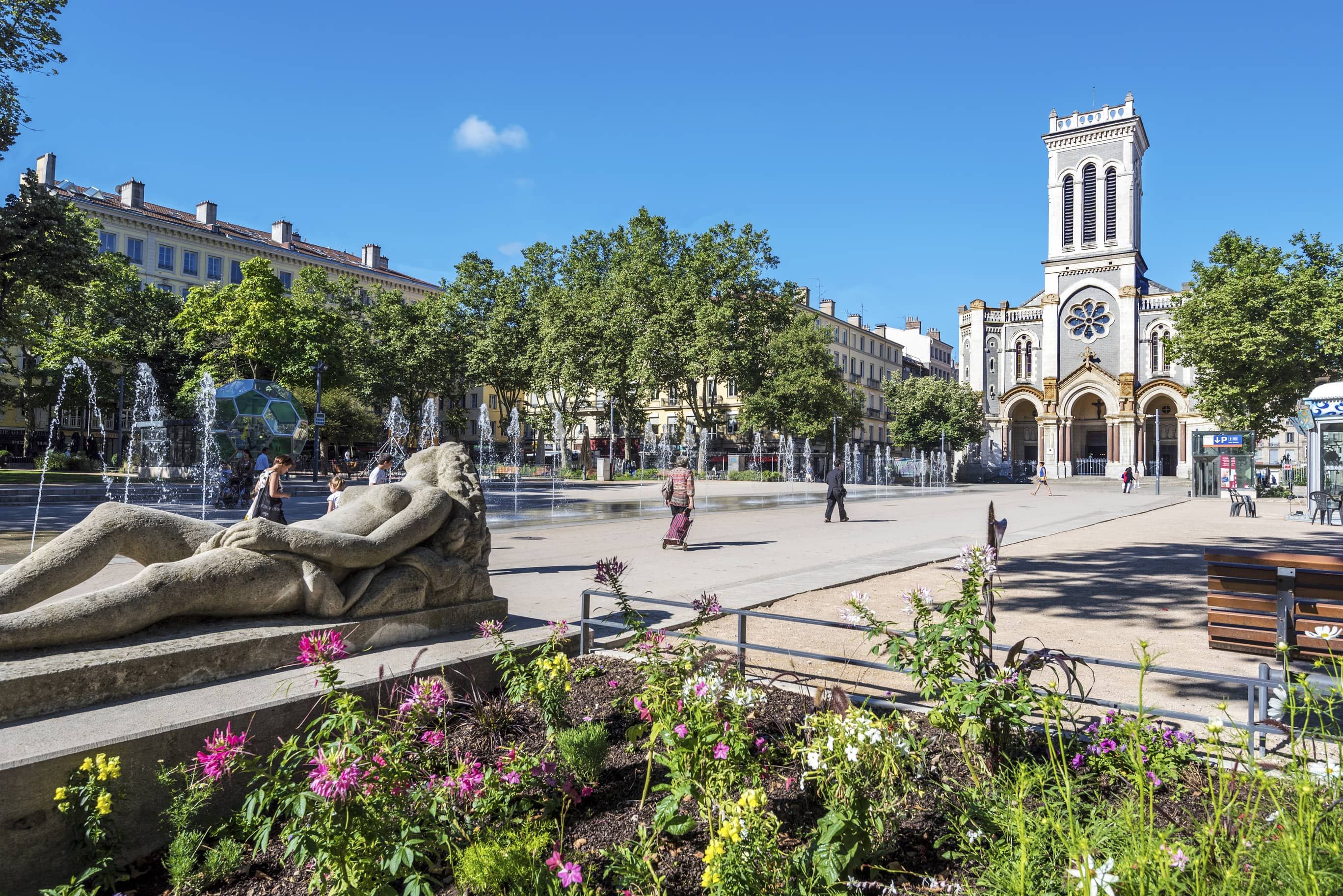 Place Jean Jaurès à Saint-Étienne, avec la cathédrale Saint-Charles